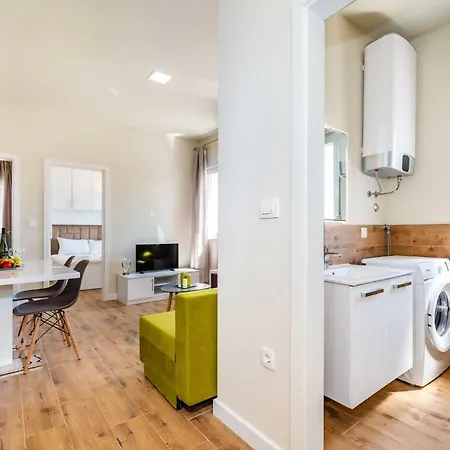 Idassa Family House Apartman *