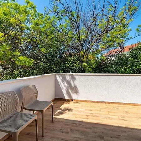 Idassa Family House Apartman *